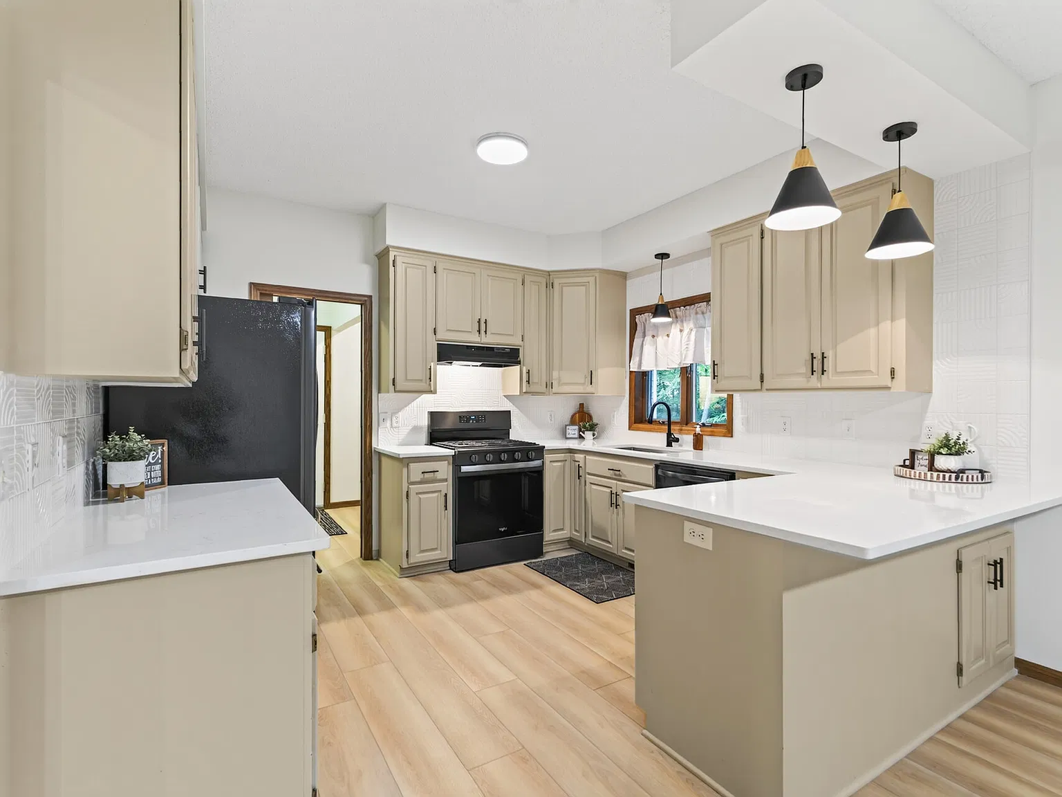4 bed, 2768 sqft, $2,950 — Photo 3