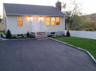 60 Washington Pl, Thornwood, NY 10594