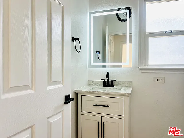 604 E Chevy Chase Dr #B — Photo 14