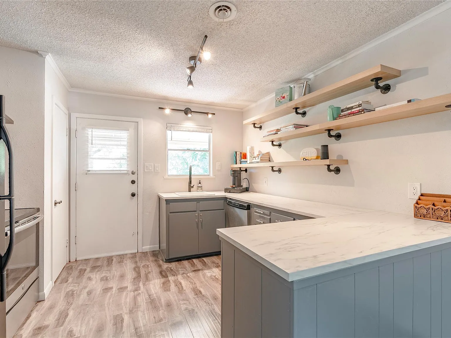 2 bed, 1017 sqft, $1,600 — Photo 2