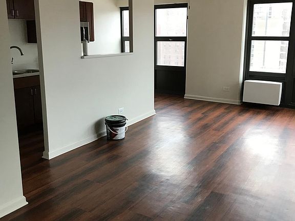 3rd image of 502 W Belmont Ave