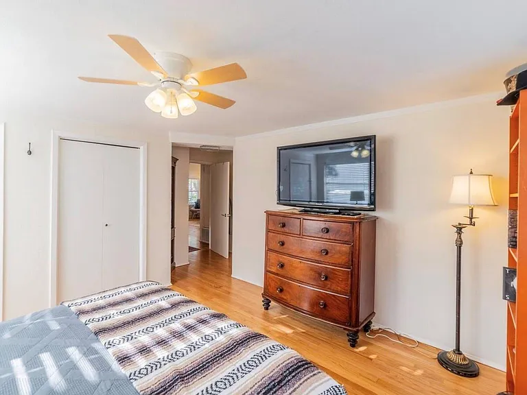 1503 Newton St — Photo 15