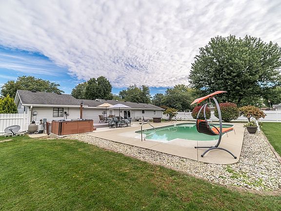 2nd image of 1707 E Hamilton Dr
