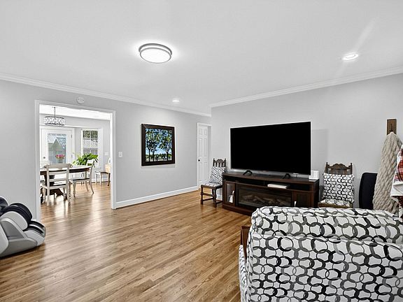 5th image of 2119 Wren Ave SW
