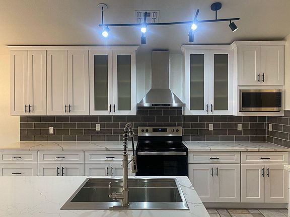 KITCHEN WITH NEW WHITE SHAKER STYLE CABINETS