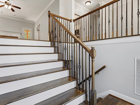 4th image of 132 Oaklyn Hills Dr
