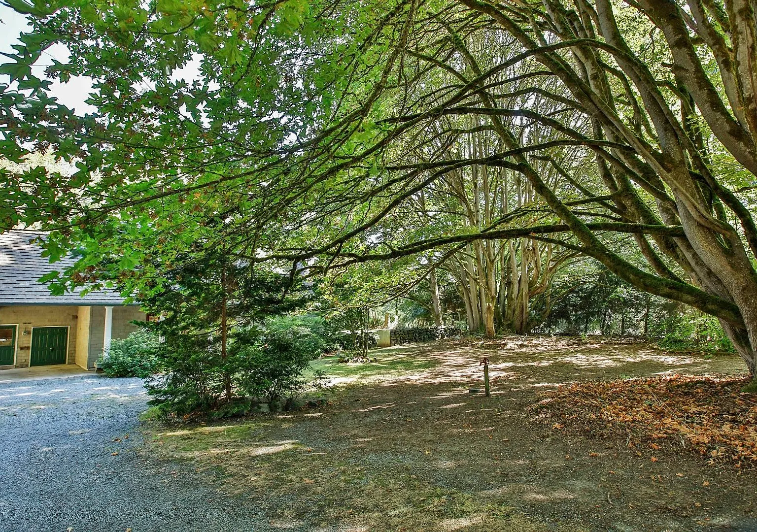 English Countryside Feel with this Beautiful Clinton Home!! — Photo 4