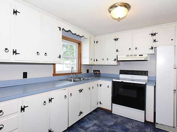 3rd image of 57 Parker St