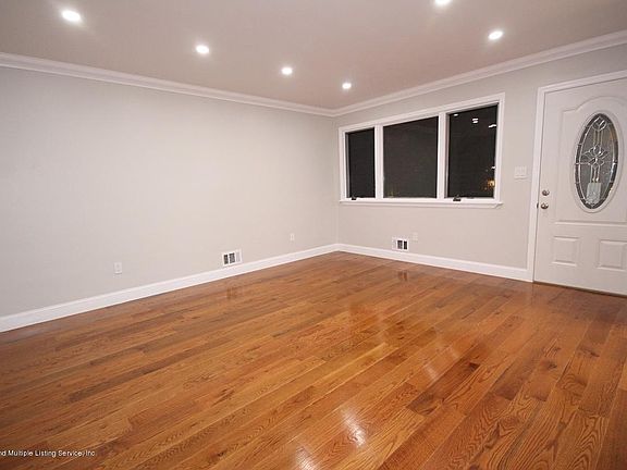 3rd image of 102 Retford Ave
