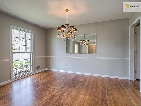 4th image of 9607 Beverly St