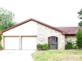 2302 Meadow Green Dr, Pearland, TX 77581