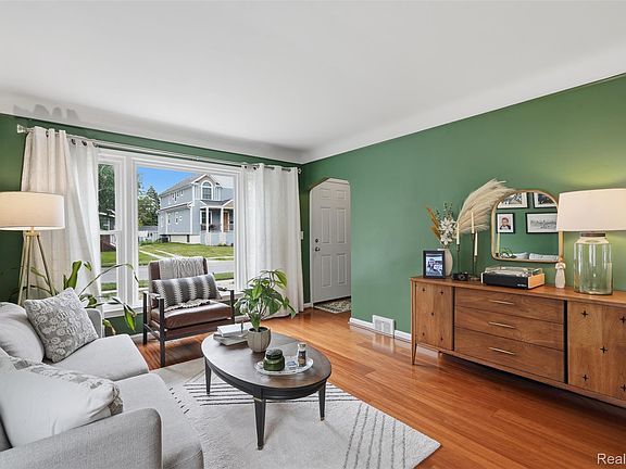 4th image of 1024 Wyandotte Ave