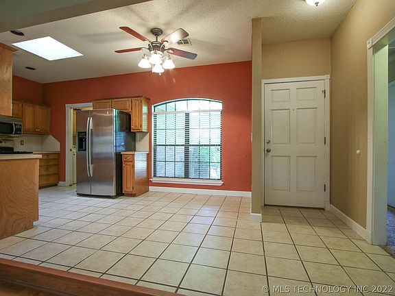 4th image of 13661 S Oak Pl