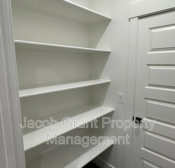 826 E Sunnyside Rd #4 — Photo 5