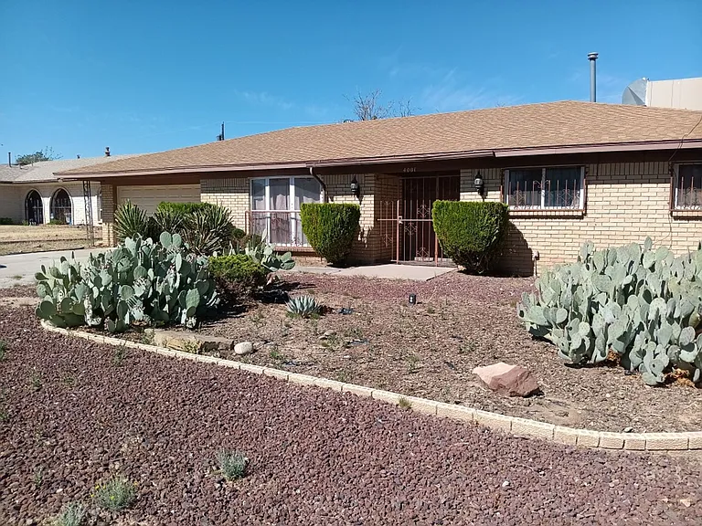 4001 Wellesley Dr NE — Photo 1