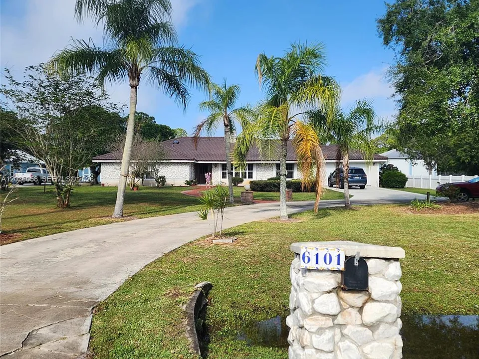 6101 Palmetto Dr