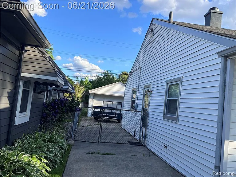 1412 E Goulson Ave — Photo 2