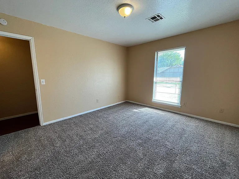 1402 W Lansing St — Photo 20