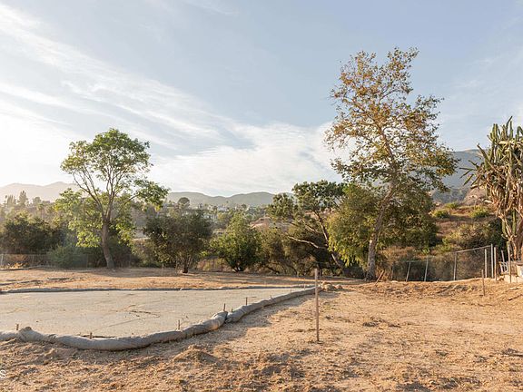 4th image of 575 W Loma Alta Dr