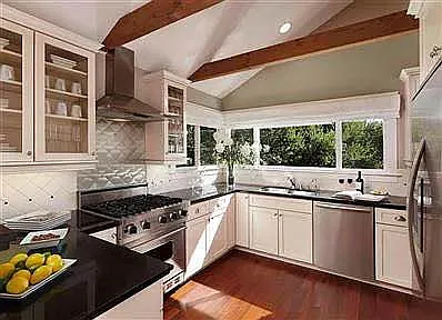 1710 De La Vina St — Photo 3