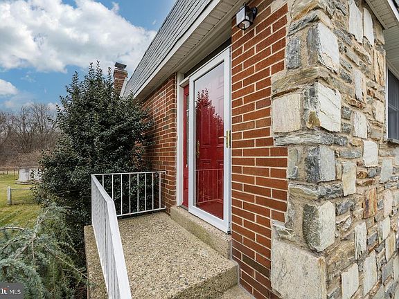 4th image of 489 Franklin St