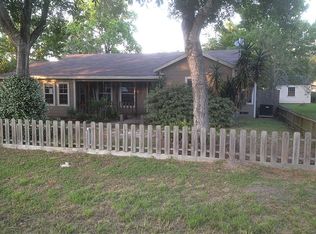 710 S Wells St, Edna, TX 77957
