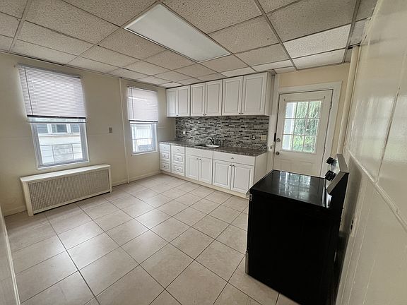 4th image of 292 Barney St #1