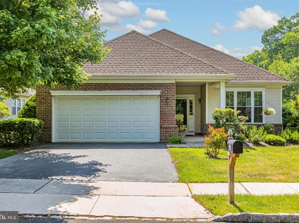 16 Brewster Ct, Pennington, NJ 08534