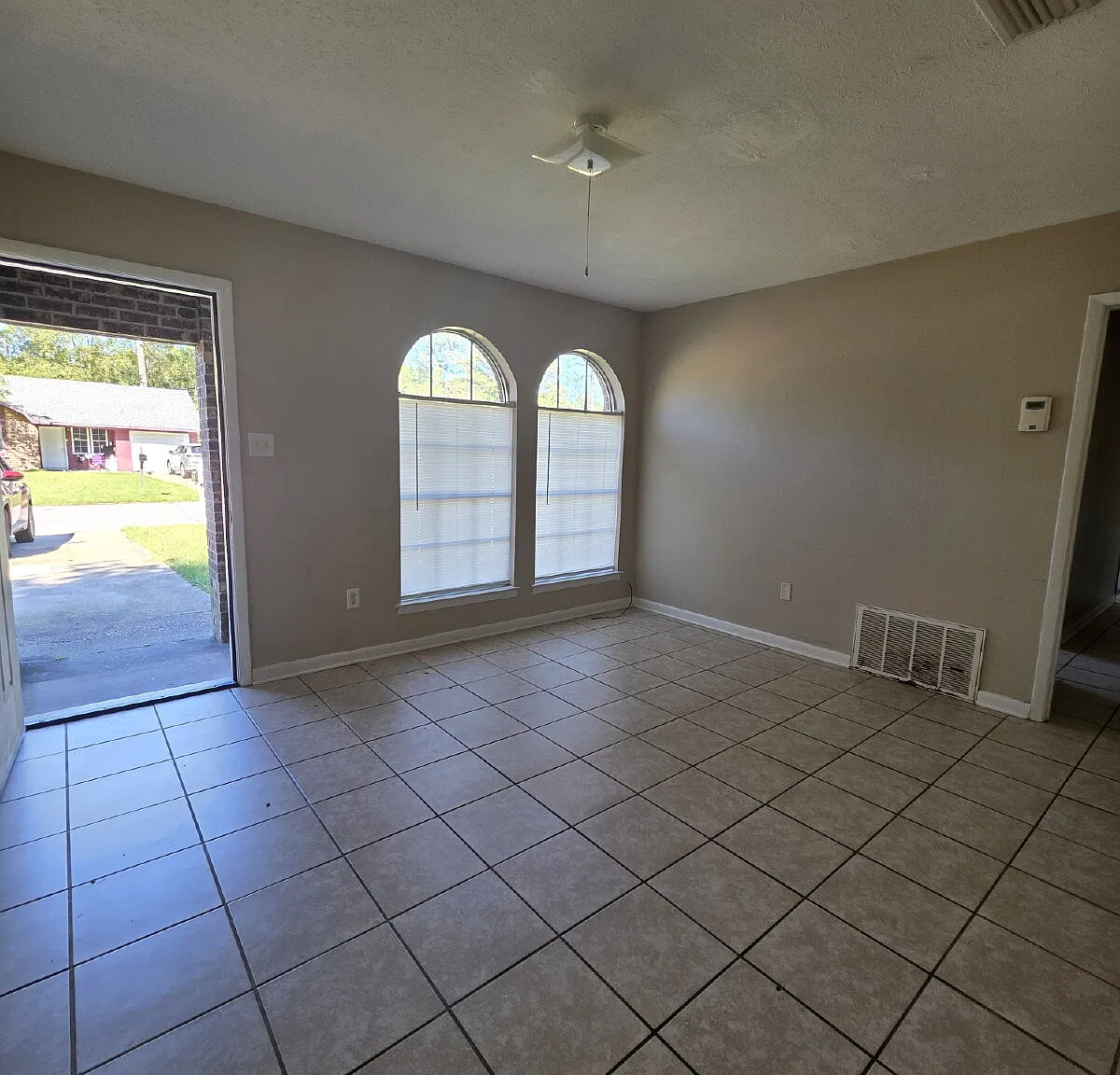3 bed, 1.5 bath, 1025 sqft, $1,600 — Photo 2