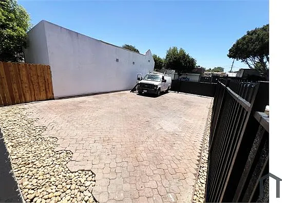 2915 W Florence Ave — Photo 4