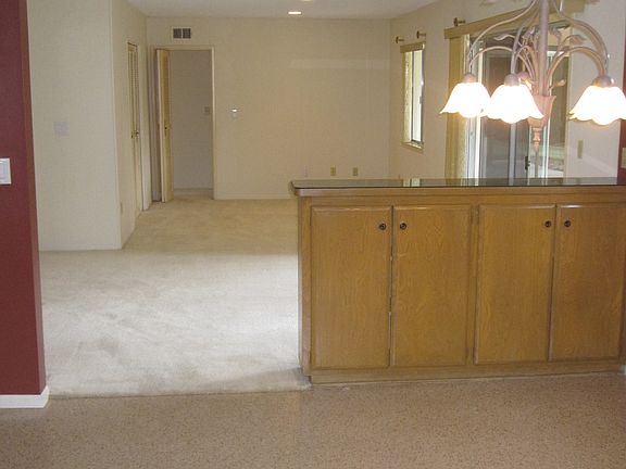 Brkfst nook to family rm