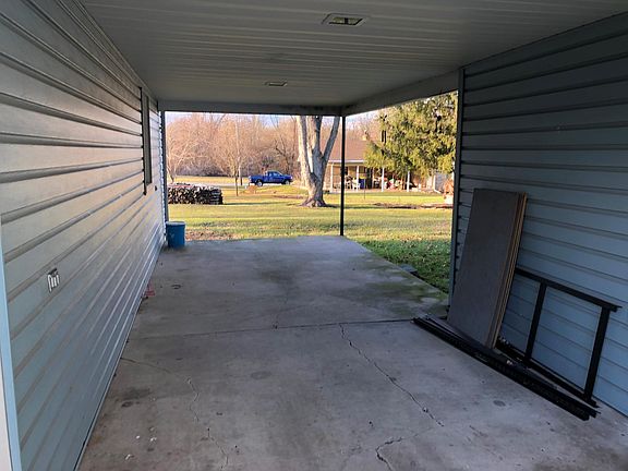 Covered porch/breezeway