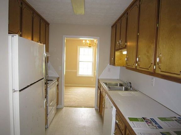 4th image of 2652 Amberly Glen Dr