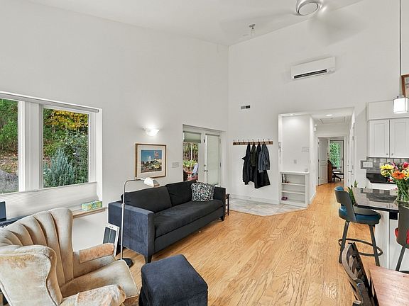 4th image of 129 Hinckley St #129