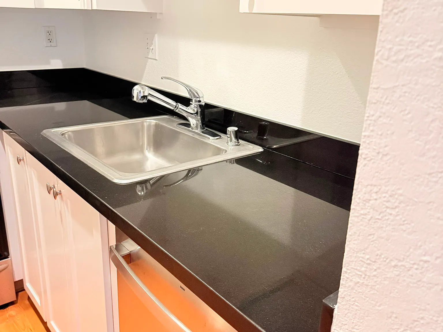 2 bed, 950 sqft, $6,800 — Photo 4