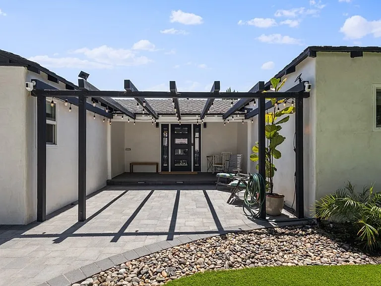 334 W Valencia Ave — Photo 3