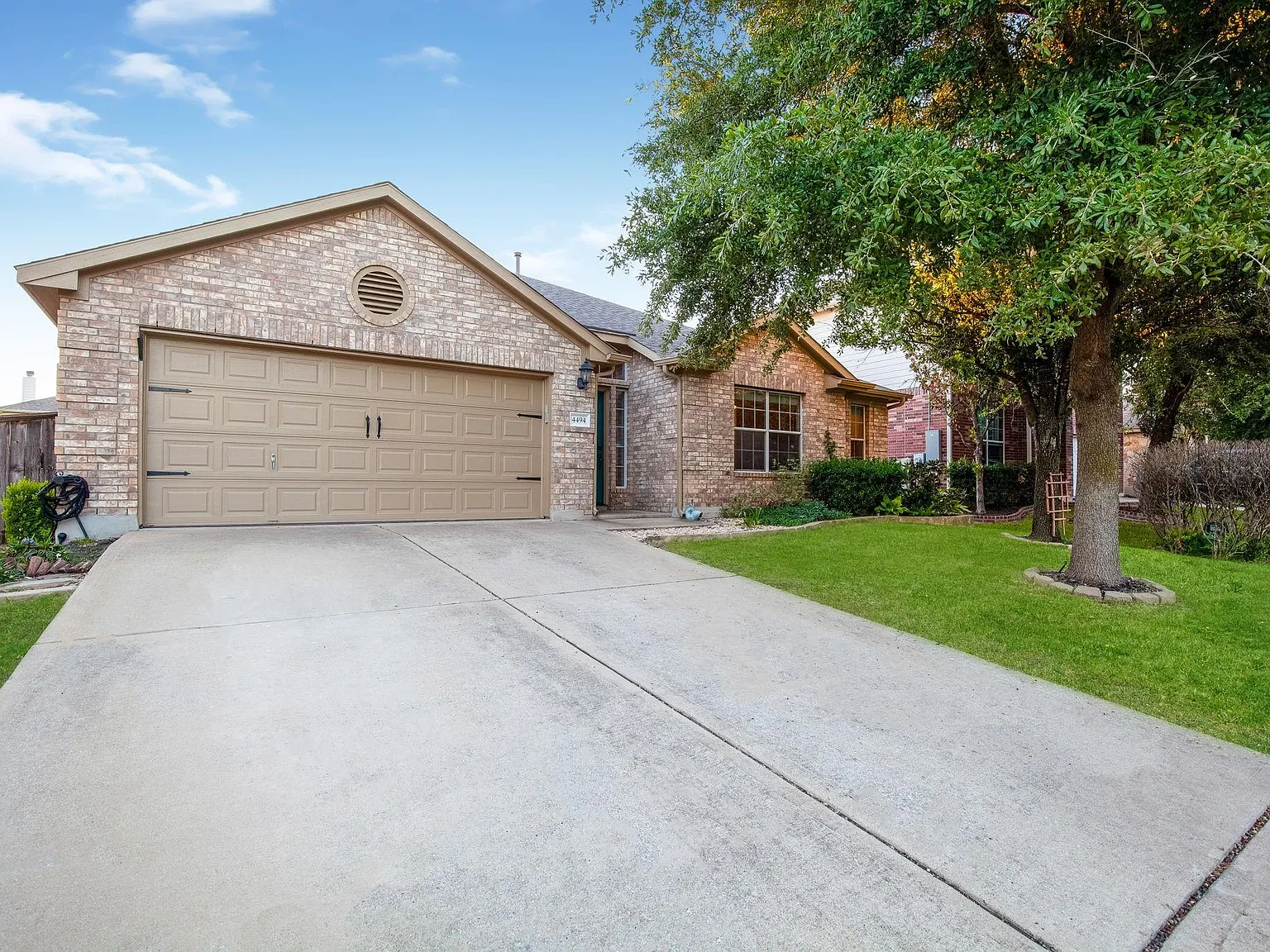 3 bed, 2.0 bath, 1885 sqft, $2,275 — Photo 2