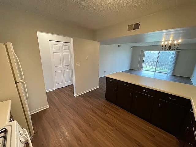 Lakeview Terrace Apartments — Photo 3