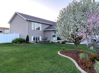 3990 Pendleton Dr, Grand Forks, ND 58201