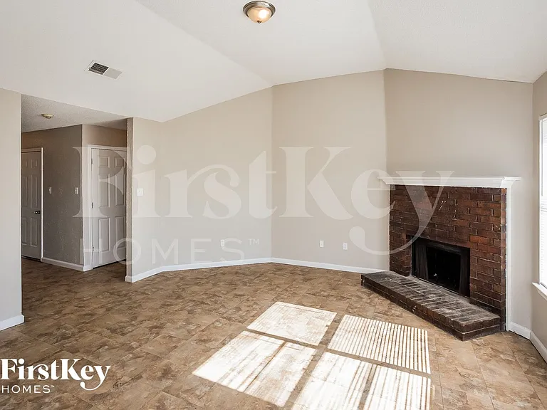 4668 Amanda Oaks Cir S — Photo 3