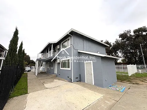 42ndAve3916 Photo 1