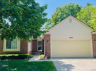 2647 S Moonglow Ct, Hartland, MI 48353