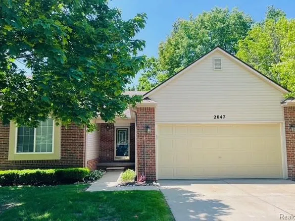 2647 S Moonglow Ct, Hartland, MI 48353