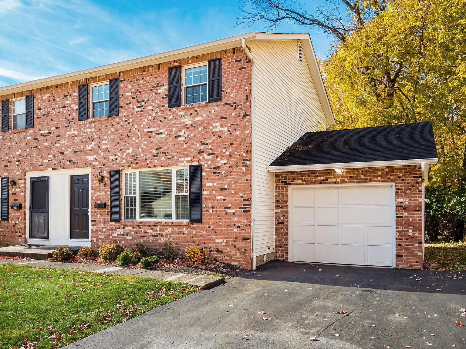 3 bed, 1.5 bath, 1700 sqft, $2,100 — Photo 3