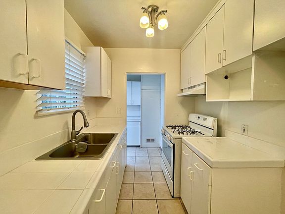 4th image of 237 E Burbank Blvd #A