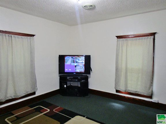 4th image of 223 E 21st St
