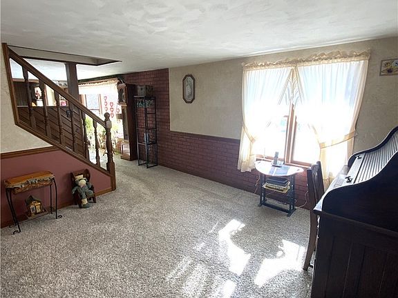 3rd image of 400 Lyons Ave