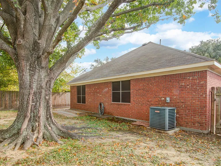 18422 Auburn Woods Dr — Photo 37