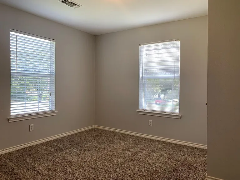 1602 W Elm St — Photo 12