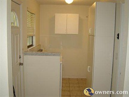 LRG INDOOR LAUNDRY ROOM W/STORAGE